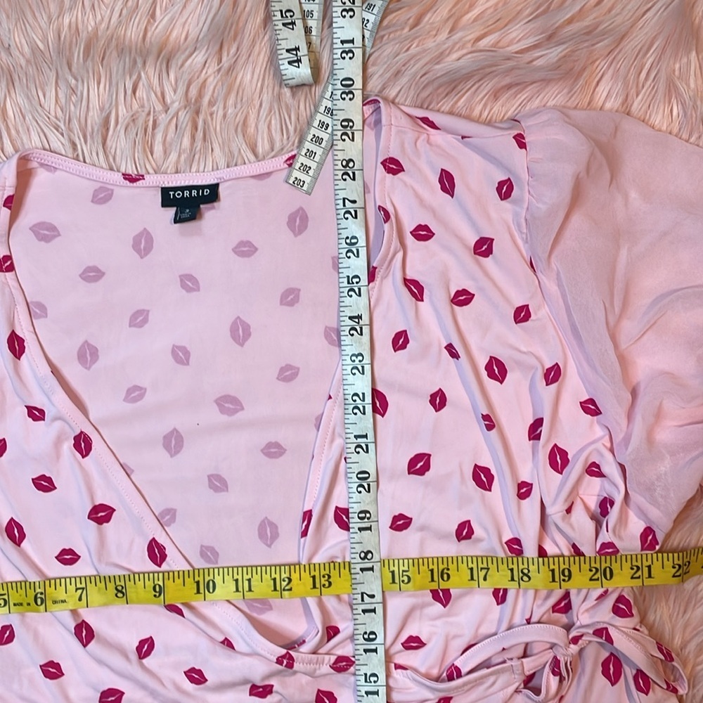 Torrid Studio Knit Chiffon Puff Sleeve Surplice Kiss Lip Print‎ Top Size 3 - Picture 7 of 7